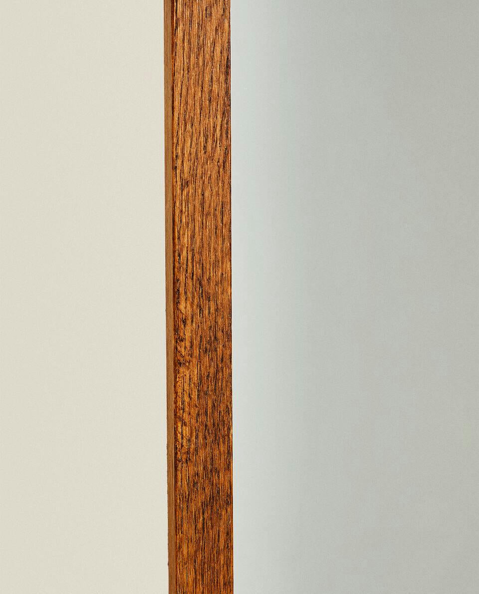 ROUND VERTICAL MIRROR WITH FRAME